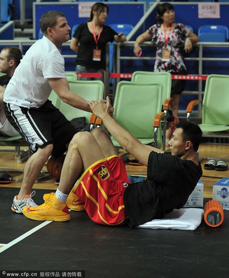 易建联因腰伤推迟首秀 男篮6人缺战残阵热身