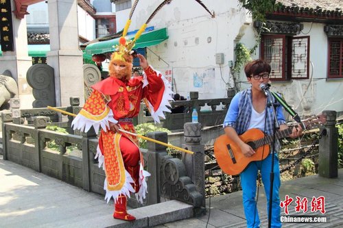 绍兴“悟空”街头卖唱_体育_腾讯网