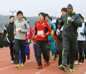 田径明星刘易斯赴日本灾区 指导学生短跑技巧