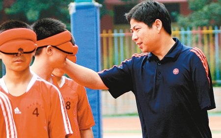 独臂教练14年打造盲足 两周就踢坏近万元足球