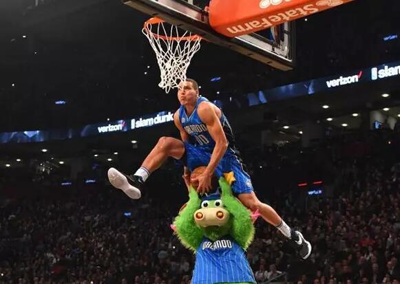 NBA球员弹琴哪家强 乔丹上榜书豪拉小提琴帅爆