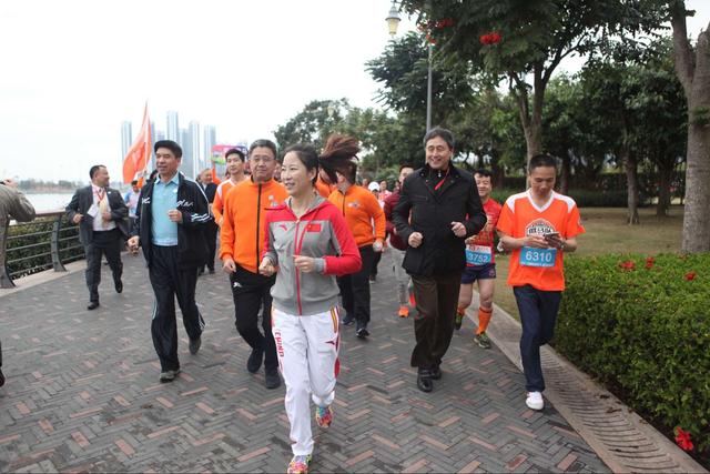 微马公益跑在深圳湾举行 奥运冠军王丽萍助阵