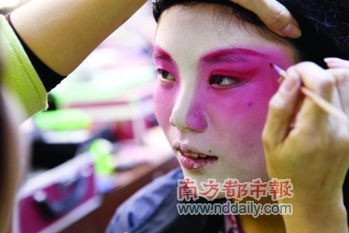 洋学生学粤剧很疯狂