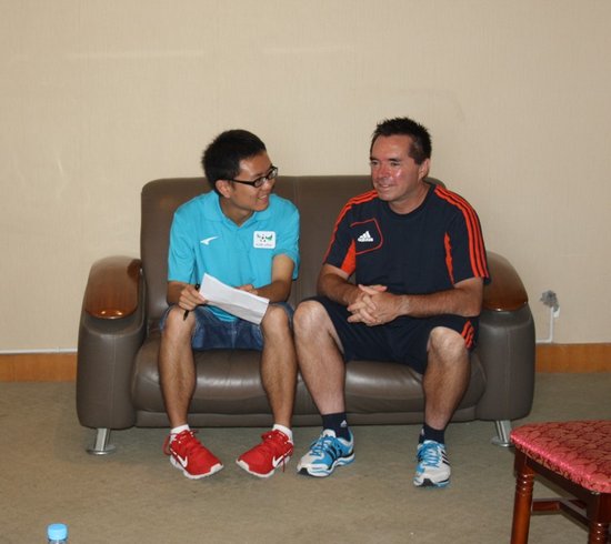 汤姆:重视草根足球普及 尽早培养低年龄球员