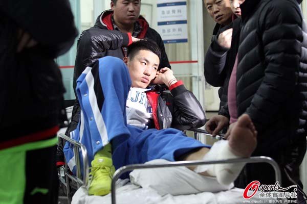 圣诞夜北京遭遇坏消息 翟晓川受伤被送往医院