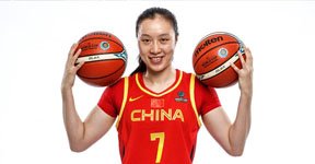 高清：中国女篮拍摄世界杯定妆照 邵婷霸气十足