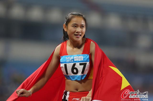 梁小静创造中国田径历史 夺青奥女子百米冠军