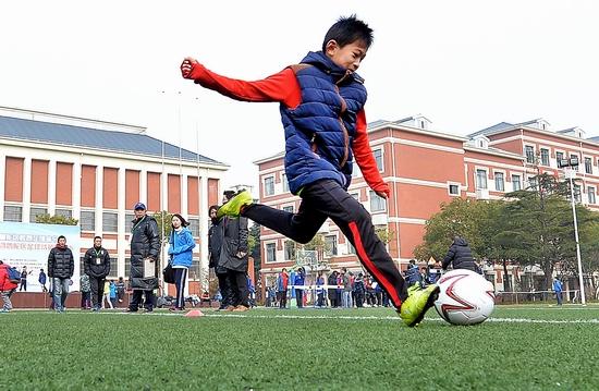 沪上校园足球冬令营开营 为选拔人才公开测试