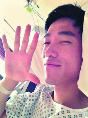  刘翔脚 拆线后将养伤数周 称亲吻栏架是为告别