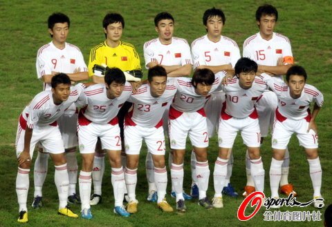  中国VS伊朗 首发:杨旭单锋冲击 小冯搭档杜威_