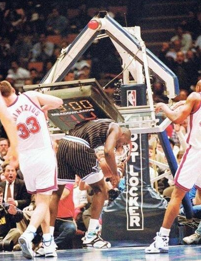 NBA老照片：他新秀赛季两次扣翻篮架 画面恐怖