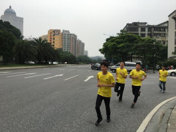 肇庆首办国际半程马拉松赛 引进外国志愿者 