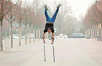 非洲男子拐杖倒立跑100米 用56秒创纪录(图)