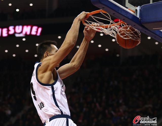 易建联10扣篮创个人纪录 大赞拜纳姆盘活全队