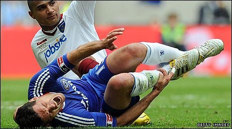 ballack was injured in the 35th minute of the fa cup final