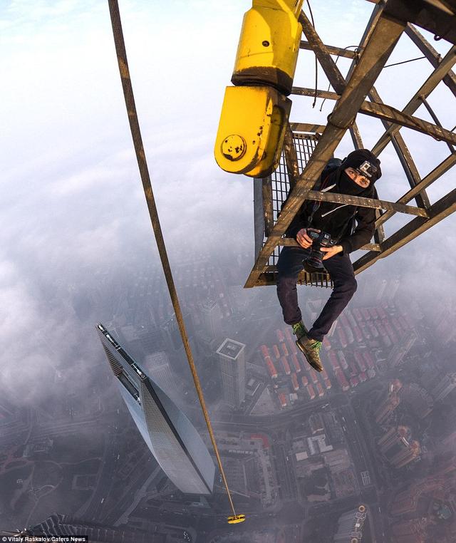 牛人挑戰北京摩天高樓 無保護攀316米國貿樓