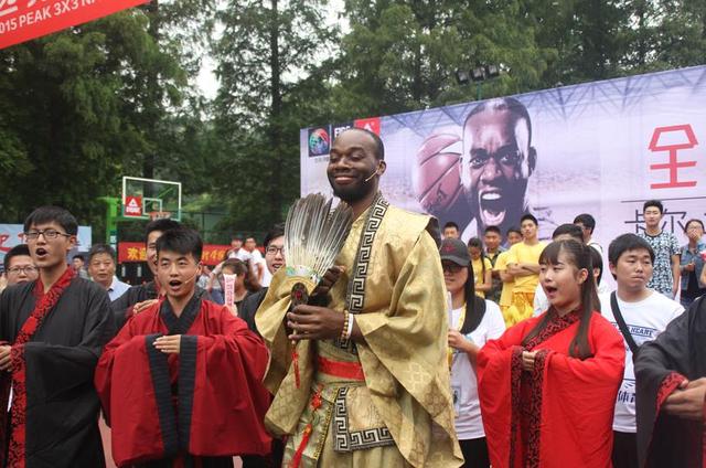 神鸟演绎三顾茅庐 助力匹克篮球赛襄阳站