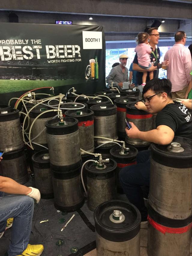 香港欖球賽喝掉百?lài)嵠【?啤酒小妹3天賺4000元