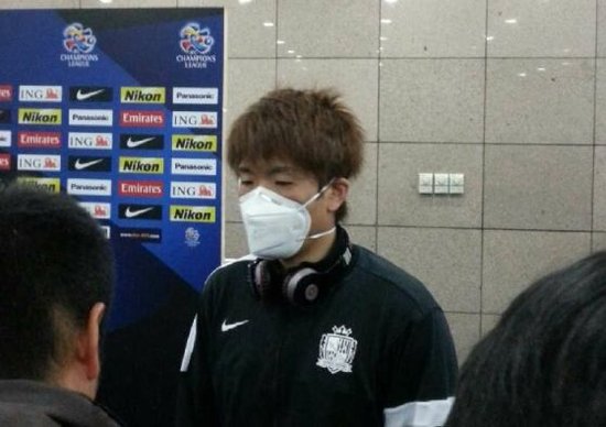 日本球员戴口罩接受采访 日球迷忧空气差(图)
