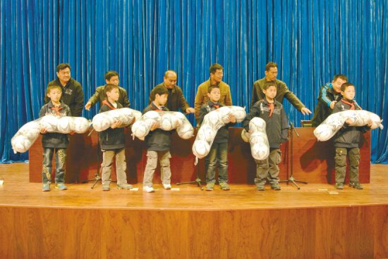 沈北俱乐部资助校园足球 派驻教练送装备服装