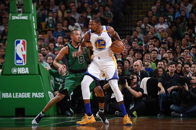 半场:汤普森手烫17分 阿杜走步裁判视而不见