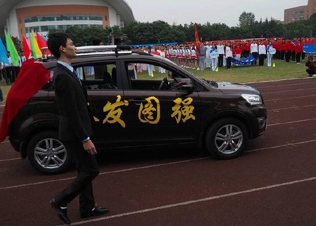 最牛高校运动会开幕式 无人驾驶汽车当领队高清图片