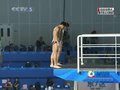 视频：跳水男子双人10米台 马来西亚选手向后翻腾三周半抱膝