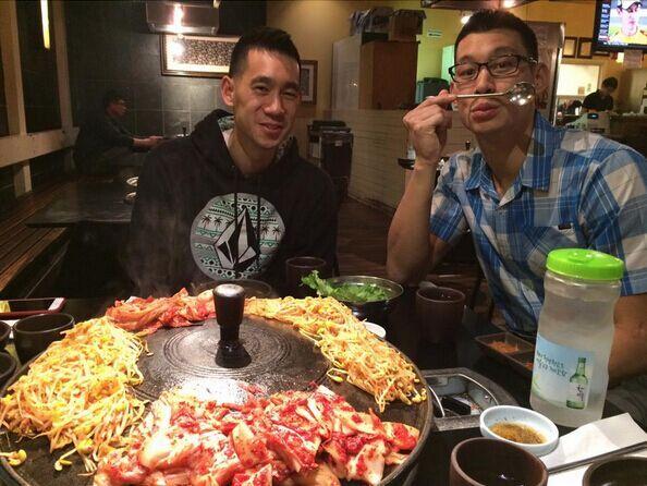 林书豪爆发心情爽 庆祝胜利携家人吃大餐(图)