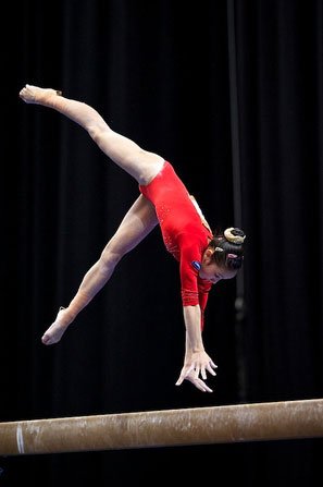 体操美国杯女子全能战罢 黄秋爽失误仅列第四