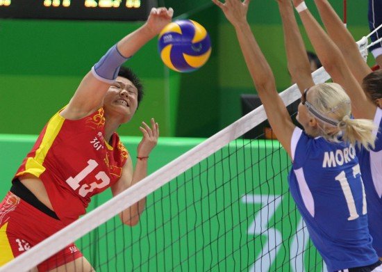点击进入组图:大运会女排比赛 中国队胜俄罗斯进决赛