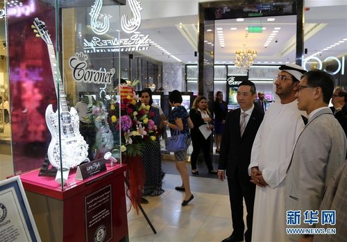 全球 最昂贵吉他  亮相 迪拜 镶400克拉钻石_体