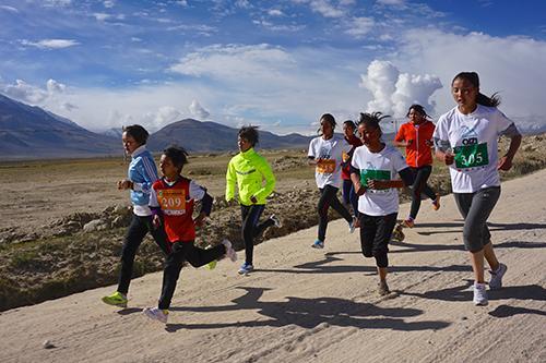 西藏举办登山夏令营 青少年体验攀岩乐趣_体育_腾讯网