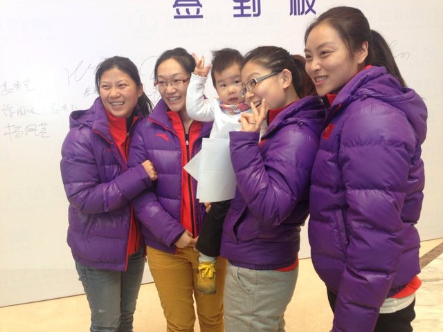 全球最大冰壶馆哈尔滨落成 王冰玉与观众互动_体育_腾讯网