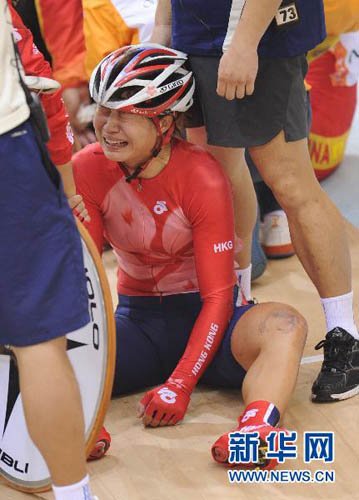 自行车女子计分赛发生撞车事故 部分选手因伤退赛(7)