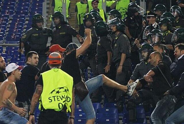 中央陆军球迷和罗马球迷冲突 或遭欧足联处罚