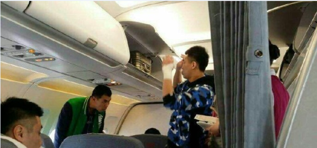 辽川冲突致辽篮神射右手骨折 郭艾伦手缠绷带