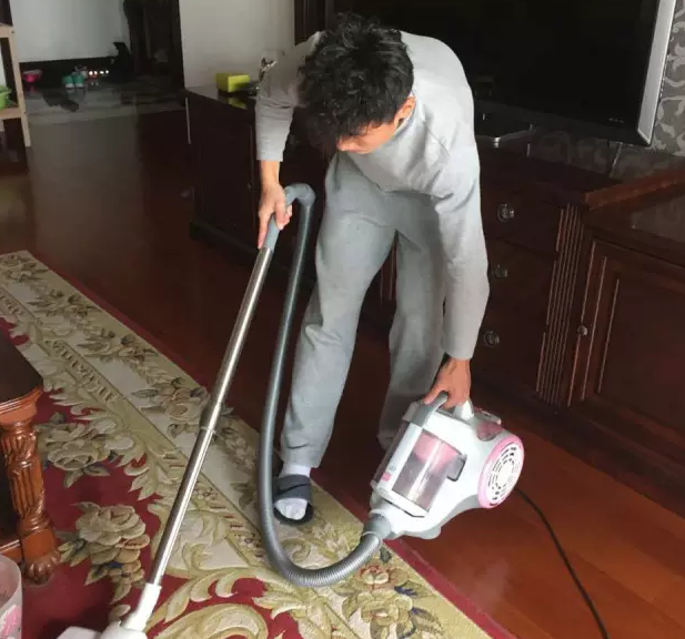 武磊新春送祝福 晒扫地照片变身家庭主夫(图)