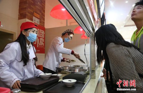  江西高校  食堂女神 走红 遭围观羞涩不摘口罩_