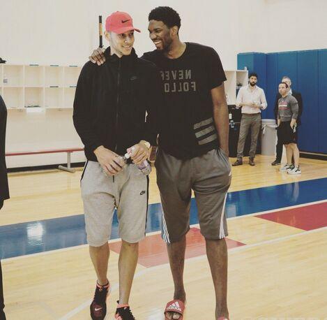 恩比德西蒙斯晒亲密合影 或成未来最强二人组