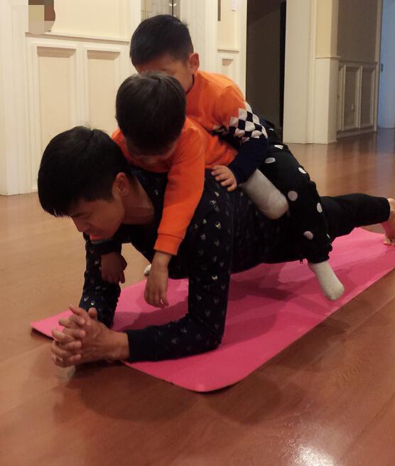 田亮举小孩健身引围观 网友：你家到底几个？