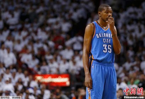 热火多点开火击溃雷霆 杜兰特靠母亲肩头痛哭