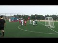 视频：校园足球训练赛 女球员射门擦柱而出