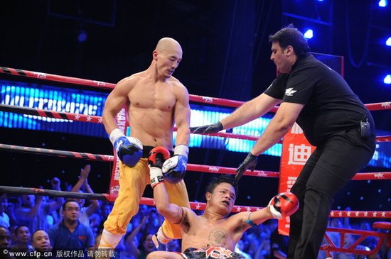 武僧一龙带伤KO泰拳王 赛前左膝韧带严重撕裂