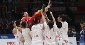 高清：军运会问鼎冠军！中国女篮忘情庆祝夺冠 