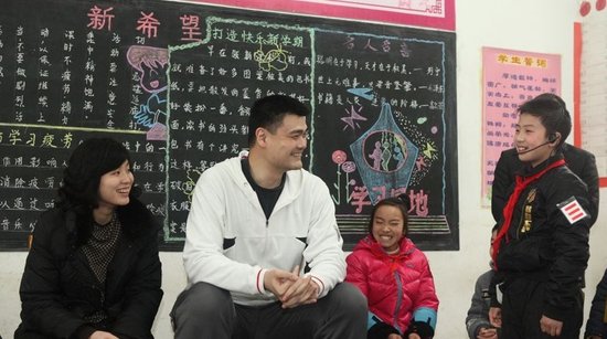姚明携妻子探访姚基金小学 陪孩子画未来