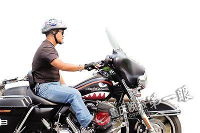 重庆11辆摩托车高速飙车 时速超过110公里