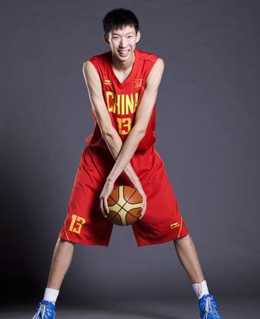 选秀专家评中国2米17新星:速度极快 破坏力强