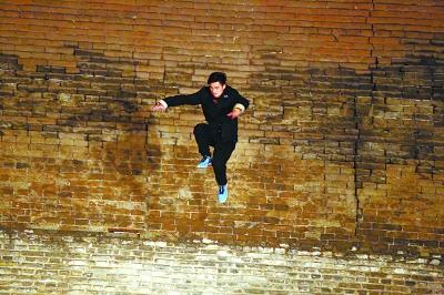 跑酷少年何意瑜飞檐走壁 带你赏心悦目带你酷