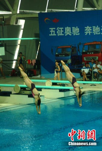 全国水运会跳水赛 上海队获女双3米跳板金牌