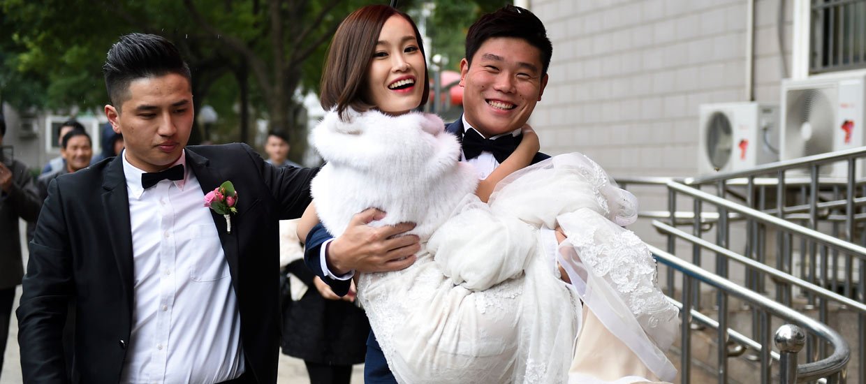 上港国脚蔡慧康豪车迎亲 怀抱爱妻晒幸福